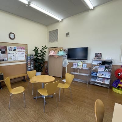 ロビーは明るく、活気のあるセンターです。