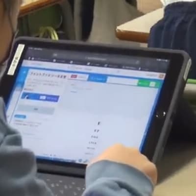 コードプログラミングクラスの教材「BSD Education」を使用したカリキュラムは、ユニバーサルキッズキャンプ教室のほか、学校での出張授業を実施しています。