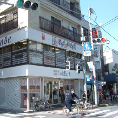 一階がSoftBankのビルの２階となっております。