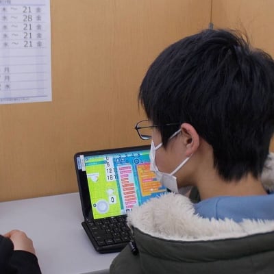 生徒さんがつまづいた時はコーチがヒントを出して自力で解けるようにサポートしています。