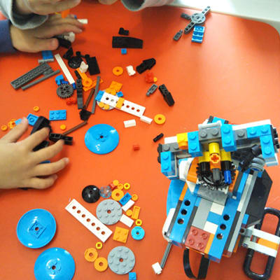 どんなロボットになるかな？レゴを組み立てています