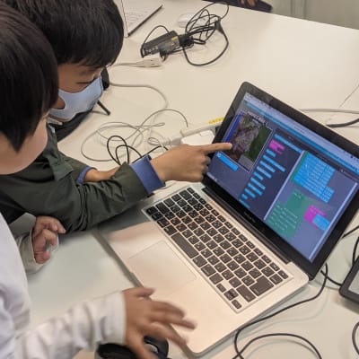 Webプログラミングコース：ゲーム開発やWeb制作を通して、 プログラミングの仕組みを学び、ICTの基礎を身につけます。※和歌山県内の小中高の授業で、実際に扱っているソフトを利用して学びます。