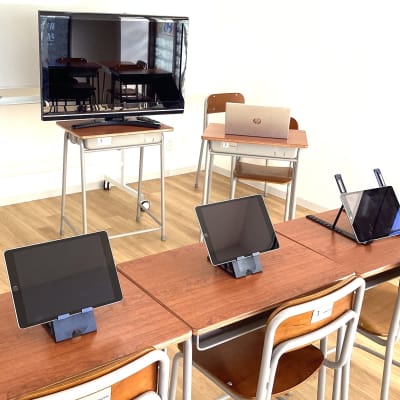 授業はコーチひとりに対して生徒さん3人までのクラスです。一人ひとりにタブレットを用意しています。