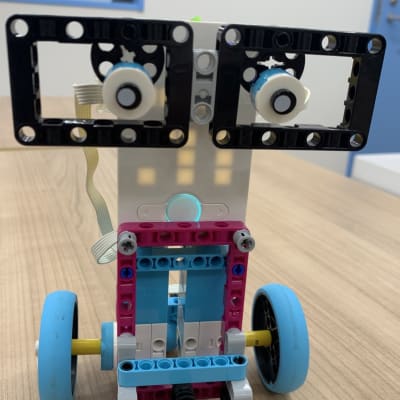 動かすと、目が少し動きます。