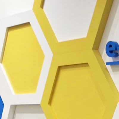 教室前にはポップな看板があります。