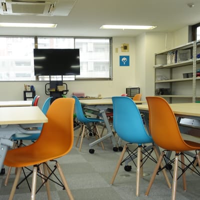 【プログラボ綾瀬】東京メトロ千代田線 東出口から高架沿いをまっすぐ歩いて徒歩2分です。 駅からのアクセスも良く、JR常磐線も通っておりますので 便利に、安全に通っていただけます。