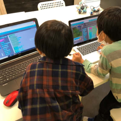 授業の様子：友達とそれぞれマイクラでプログラムをつくって、試し合いっこ