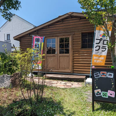 木の香りのするログハウスでリラックスしてプログラミングを楽しんでいただけます。