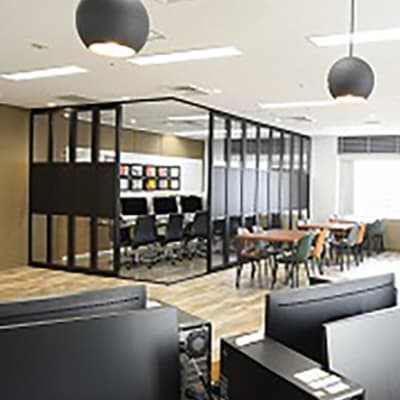 校舎によって異なります。