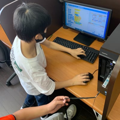 【ベーシックコース】作り上げたゲームをためしている生徒。試行錯誤しながら、よりよい解を見つけていく考え方が、自然と身につきます（みなみ野教室）