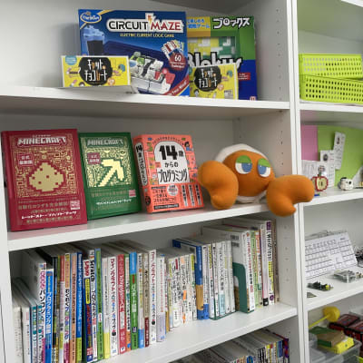 教室内の本棚には、プログラミングに関係する本だけでなく、さまざまな分野の本を並べて子供の興味を引き出します！