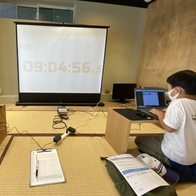 タイピングの練習の様子です。小学1年生でホームポジションでタイピングしています！