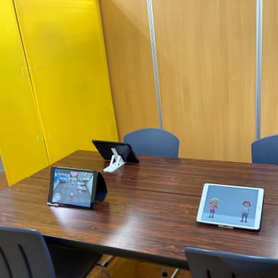 施設の2階が教室となります。パーティションで区切られているため、集中してレッスンを受けられます。