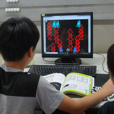 友達の作ったゲームをしています。