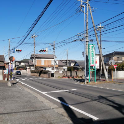 医師会病院看板が目印です。北には東松山郵便局、南にはビバモールがあります。