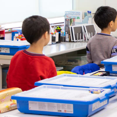 Kicksコースの授業の様子。準備や片付け、ひとつずつステップを踏んで進めることの大切さを学びます。