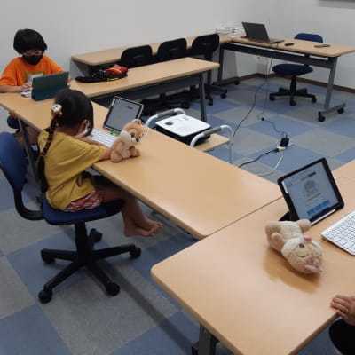 コーチ1名に生徒3名までです。基本は週1のスクーリングと自宅学習の積み重ねになります。