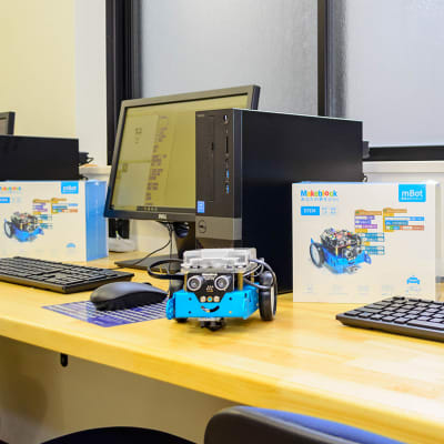 貸し出し用のパソコン完備。持ち込みもご相談下さい！