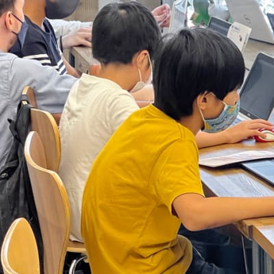 自分のペースで学べる個別学習・複数講師によるサポート体制