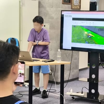 発表の様子です。お父様もカメラを構え、真剣にご覧になっています。