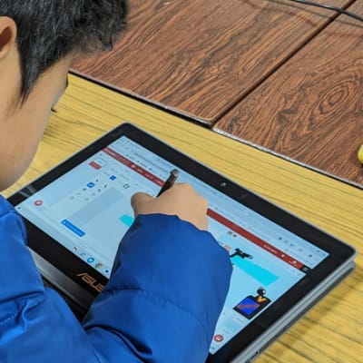 描いたキャラを動かす男の子