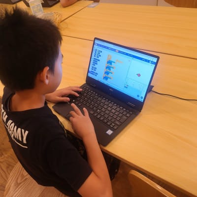 しっかりと集中してプログラミングを学びます