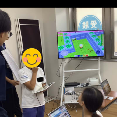 発表会の様子です。この発表会で自作しただるまさんが転んだのゲームを紹介してくれました。プレーヤーが動いたかどうかを、プレーヤーと鬼の距離が変わったかどうかで判定しており、素晴らしいアイデアの作品でした