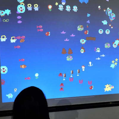 じぶんたちの描いた絵が大きな水族館でいっしょに泳いでるよ