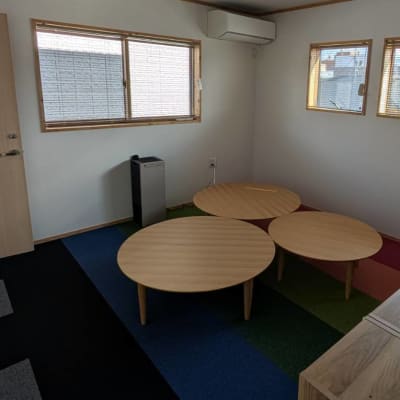 隣の部屋では自学スペースもあります！ 本校では放課後倶楽部と併設しております。