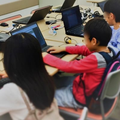 月に1回、みんなで楽しく制作します。