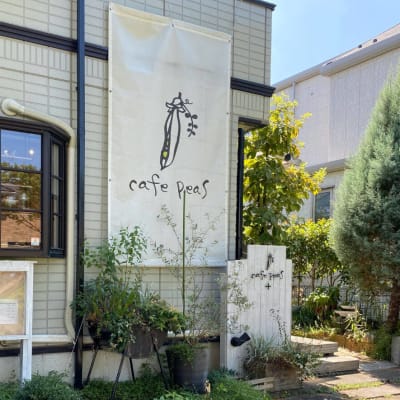 大通り沿いはカフェになります。入り口は裏からになります。