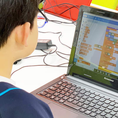 プログラミングブロックを組み合わせてゲームを作成