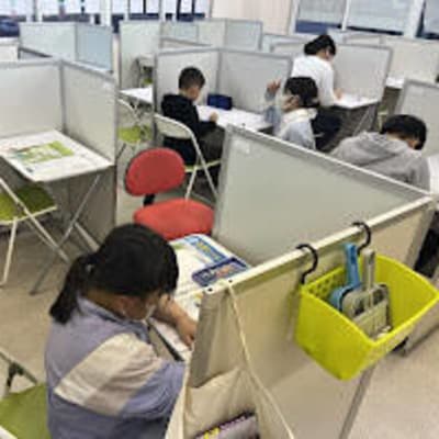 自習スペースを完備し、開校時間中いつでもご利用頂けますので、学校帰りに宿題を自習→そのあとに塾の授業、と取り組んでいる生徒さんもたくさんいます。他にも、家で勉強できない、わからないことがあって勉強が進