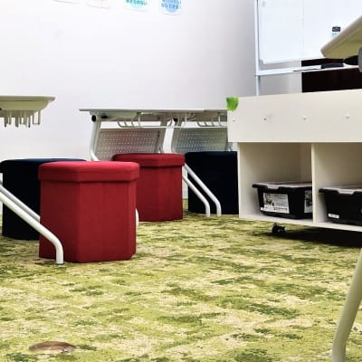 芝生のようなカーペットの上で自由な発想を！