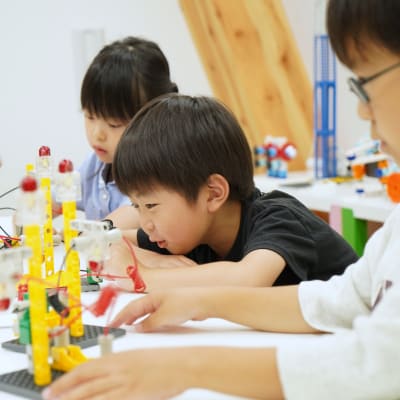 ものづくりを通して、創造力や思考力を育みます。