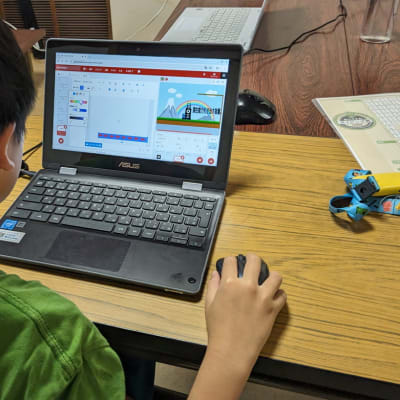 マリオ風ゲームを作る小5男子