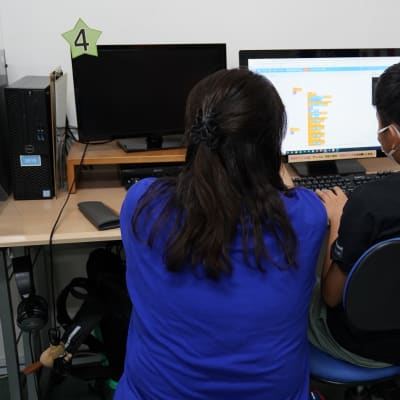 「うまくいかない・・」そんな時は講師がヒントを出して解決に導きます。