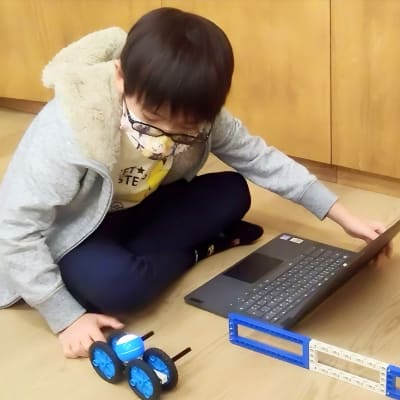 TELACOのプログラミングはトライアンドエラーを繰り返し自分の力で答えを見つけることを大切にしています。