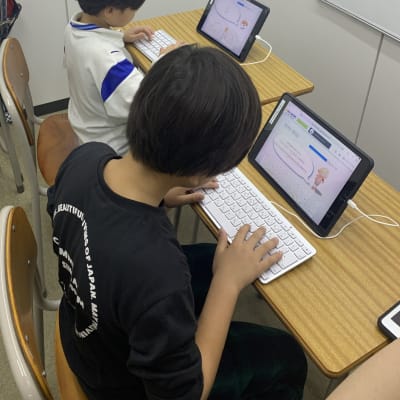 ホームポジションを意識してタイピング練習。だんだん早くなります