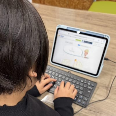 タイピングも基礎から学びブラインドタッチもできるようになります。