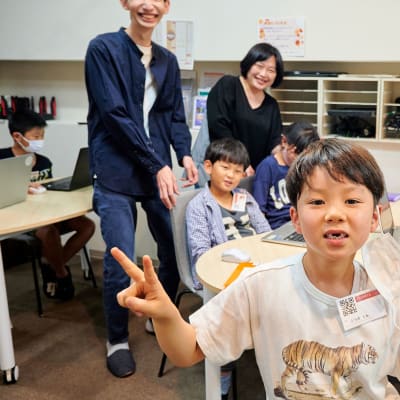 先生たちは、毎回、生徒一人一人の「今日の目標」を共有してみんなの作品作りをアシストしています(^^)v