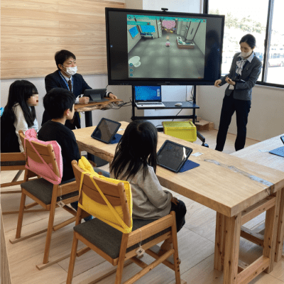 教室内は鳥取県産の木に包まれた空間です。