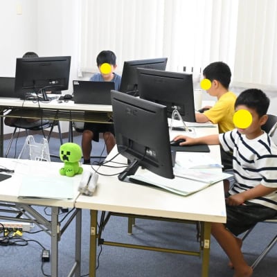 デュアルモニター環境を整えておりますので、より効率よく学習を進めていただけます。