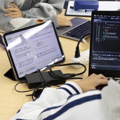 タブレットは無料で貸し出しています。パソコンは持参もレンタルも可能です！