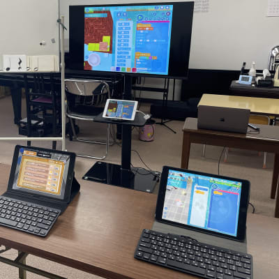 ホワイトボードやモニターを使ってレッスンすることもあります