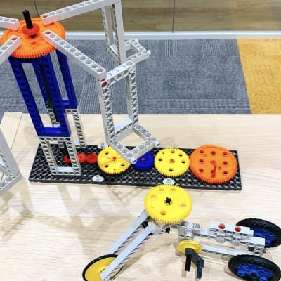 低学年ではブロックで物理的な機構の基礎を学びます！