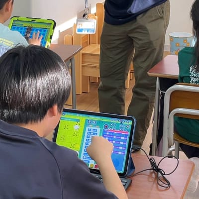 HALLOでの学習は教材にそって一人一人のペースで進んでいきます。