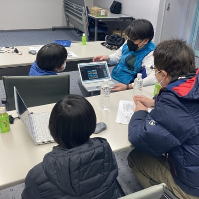 参加者同士での教え合いも活発です。