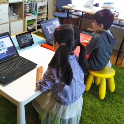 映像でわかりやすく操作を説明。タブレットを見ながらパソコンを操作します。