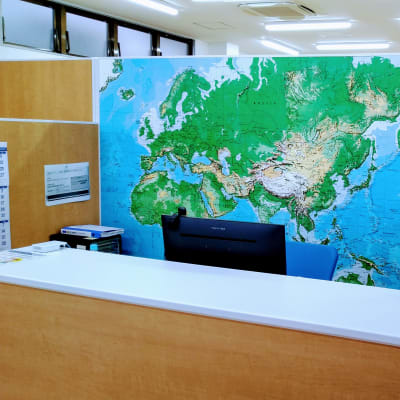 HALLO 教室内入り口を入ると世界地図が。ここから世界に向けて子供たちが羽ばたいていきます。